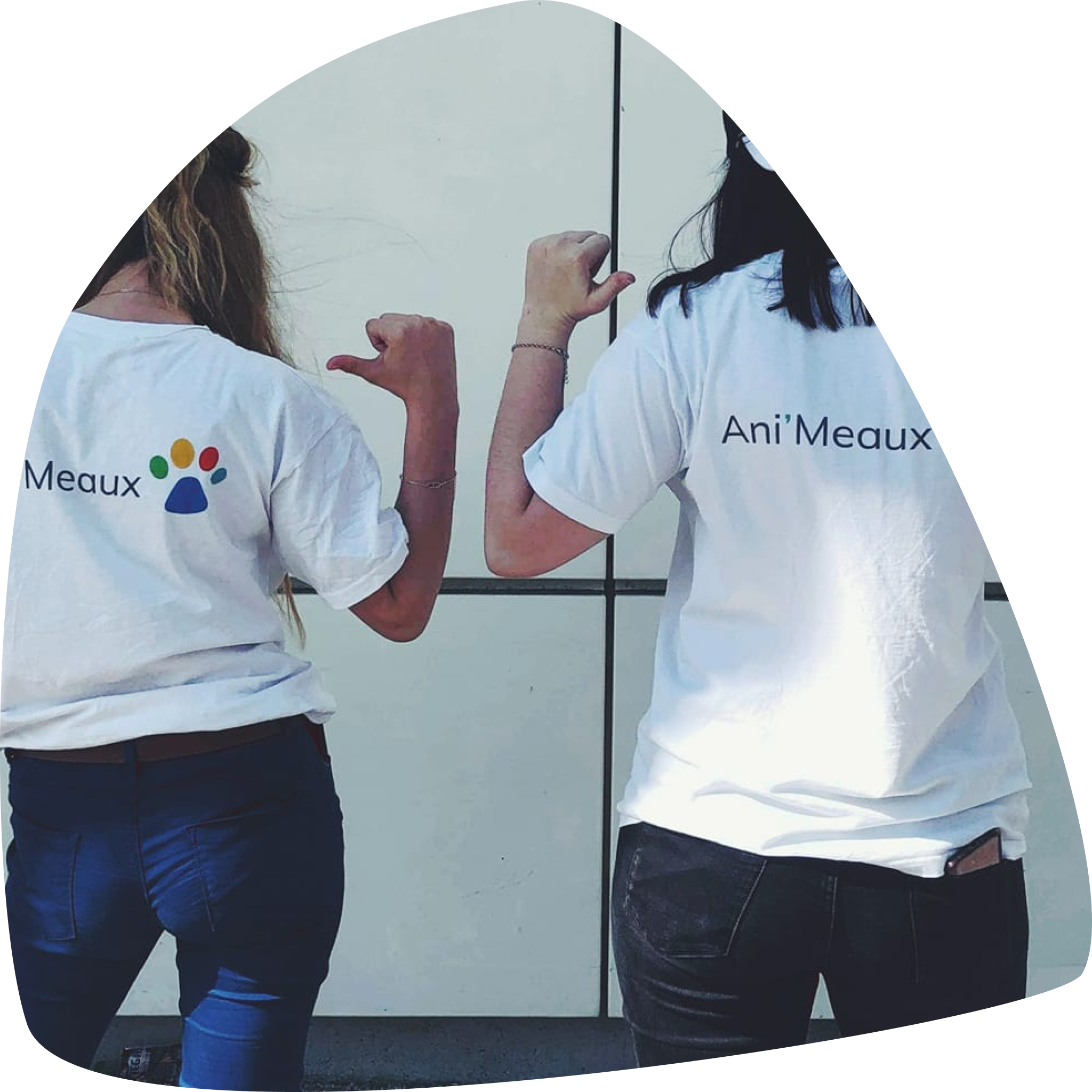 Deux volontaires de dos avec des t-shirts Ani’Meaux.